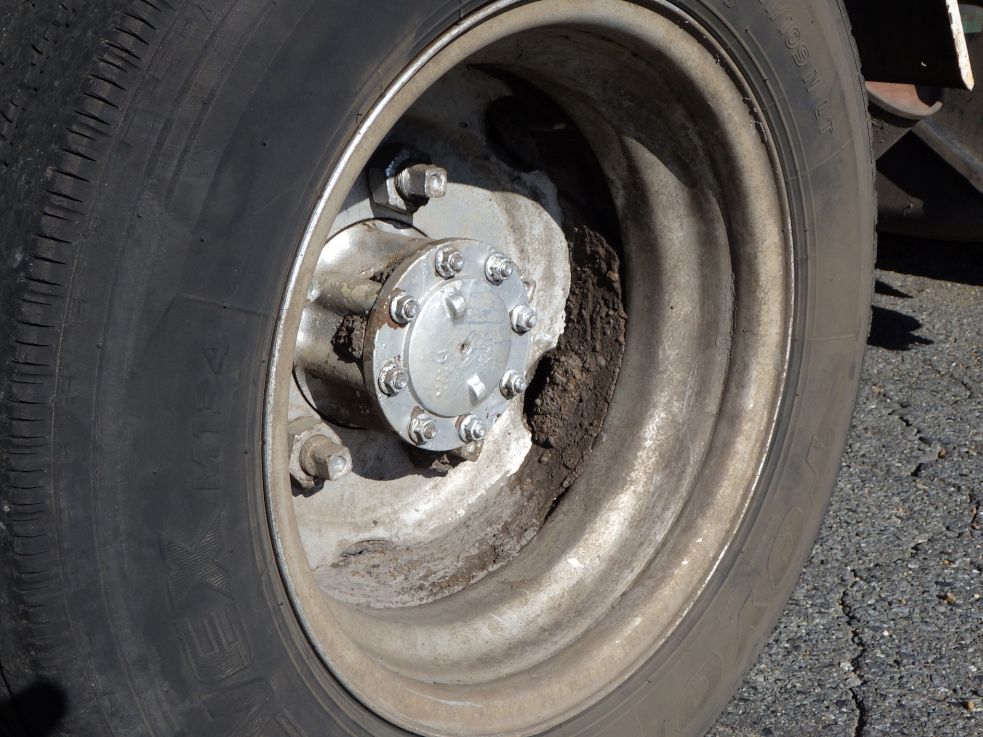 各ホイールに汚れの付着があります。|いすゞ エルフ TKG-NJR85AN(2WD)の写真29