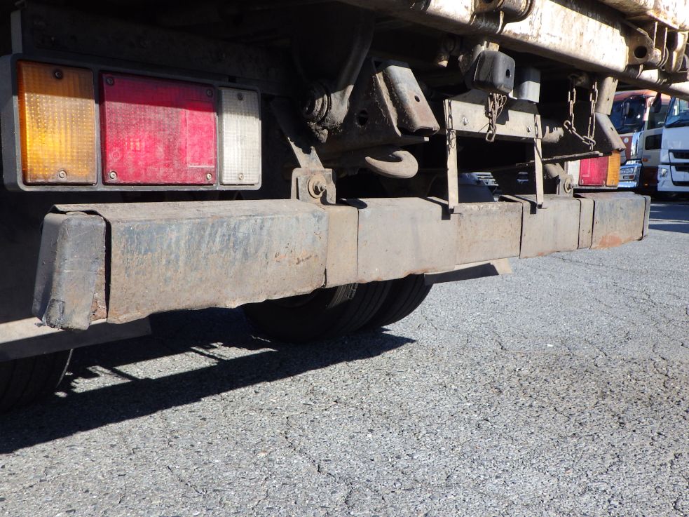 リヤバンパーにキズ・サビ・曲がりがあります。|いすゞ エルフ TKG-NJR85AN(2WD)の写真33