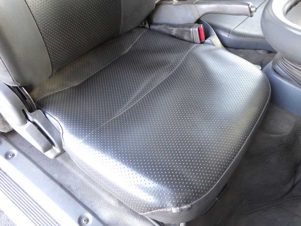 運転席座面にヘタリがあります。|いすゞ エルフ TKG-NJR85AN(2WD)の写真34