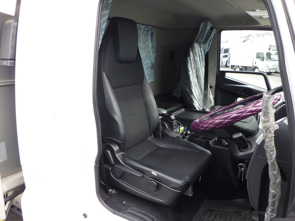 乗車定員は２名です。|三菱 ファイター 2KG-FK65F(2WD)の写真6