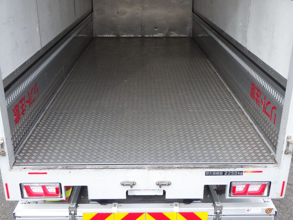 床の状態です。（アルミ縞板張りです）|三菱 ファイター 2KG-FK65F(2WD)の写真10