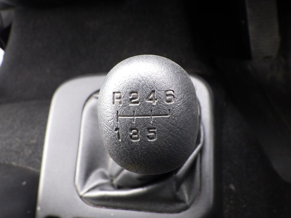 MT６速です。|三菱 ファイター 2KG-FK65F(2WD)の写真22