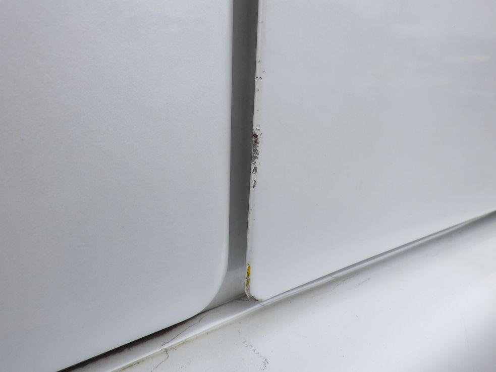 運転席側小ドアにキズがあります。（助手席側にもあります）|三菱 ファイター 2KG-FK65F(2WD)の写真27