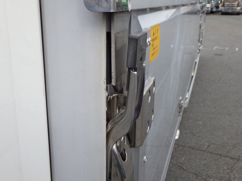 運転席側後方のウイングロックハンドルに曲がりがあります。|三菱 ファイター 2KG-FK65F(2WD)の写真32