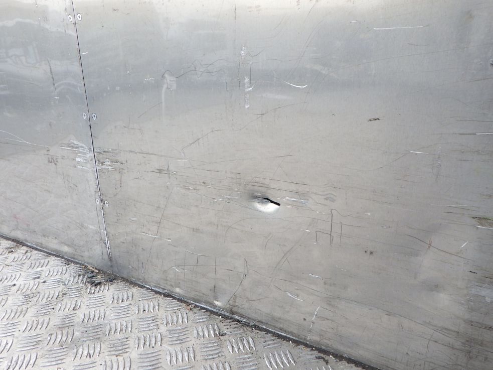 プロテクター裏側にキズ・ヘコミ・穴があります。|三菱 ファイター 2KG-FK65F(2WD)の写真33