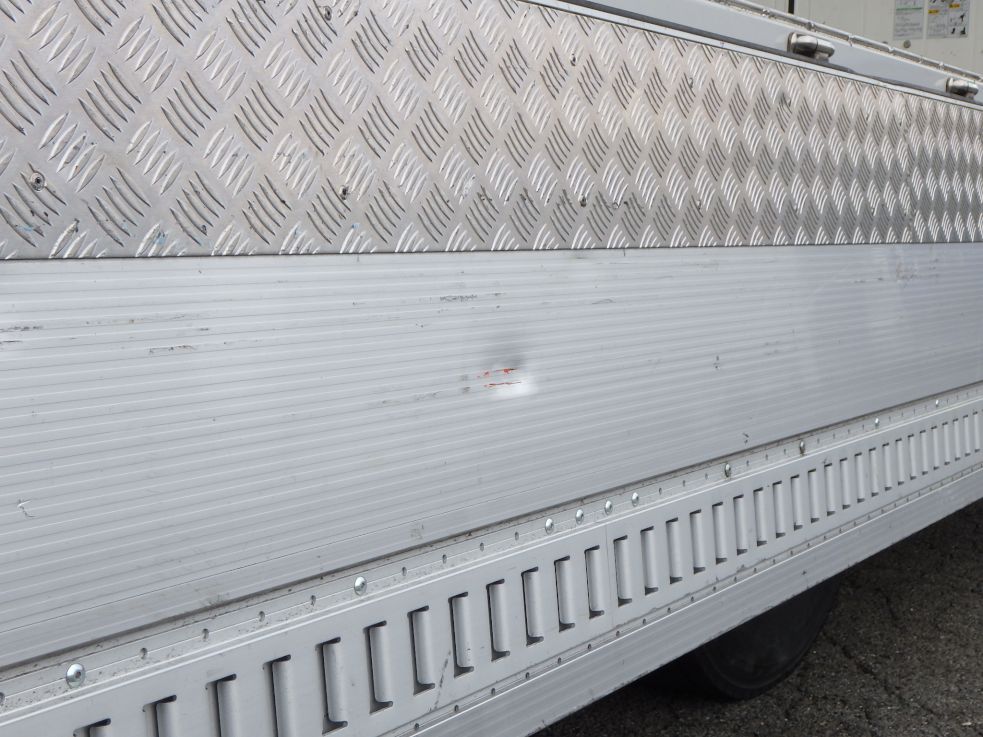 アオリ内側にキズ・ヘコミがあります。|三菱 ファイター 2KG-FK65F(2WD)の写真35