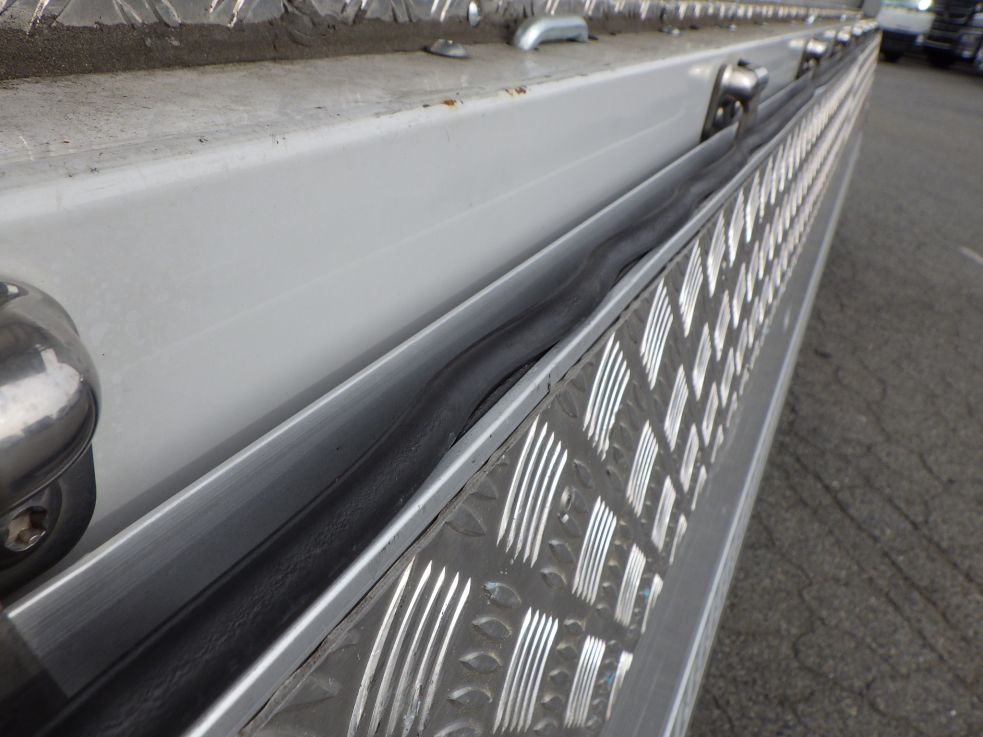 左右のゴムパッキンに曲がり・すき間があります。|三菱 ファイター 2KG-FK65F(2WD)の写真36