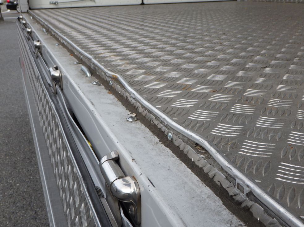 床の左右のガードに曲がりがあります。|三菱 ファイター 2KG-FK65F(2WD)の写真37