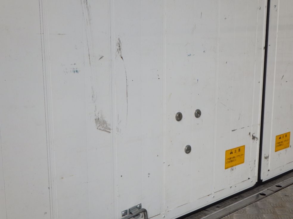 リヤ扉裏側にキズ・ヘコミがあります。|三菱 ファイター 2KG-FK65F(2WD)の写真38