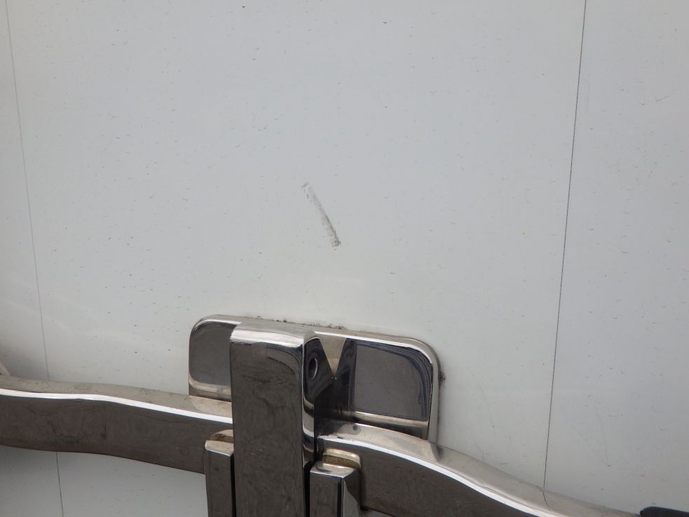 リヤ扉の運転席側にスレがあります。|三菱 ファイター 2KG-FK65F(2WD)の写真40