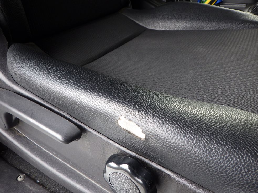 運転席座面にヘタリ・破れがあります。|三菱 ファイター 2KG-FK65F(2WD)の写真43