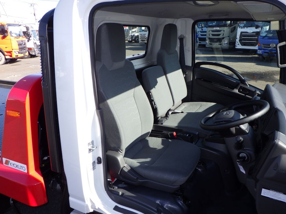 乗車定員は３名です。|マツダ ダイナ 2TG-LPR88AM(2WD)の写真6