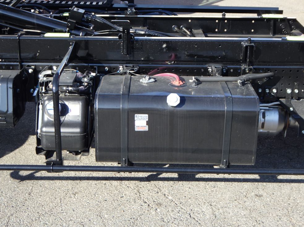 燃料タンクは１００Lです。|マツダ ダイナ 2TG-LPR88AM(2WD)の写真22