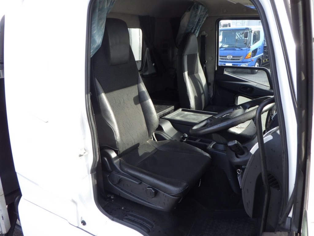 乗車定員は２名です。|三菱 ファイター 2KG-FK62F(2WD)の写真6