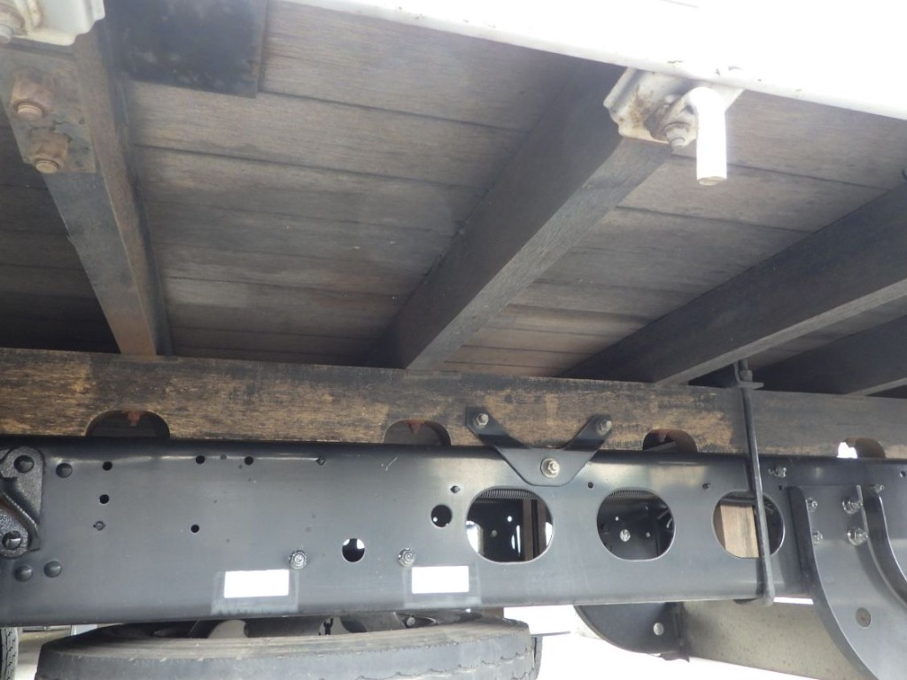 シャーシとネタの状態です。（ネタは縦横木製です。）|三菱 ファイター 2KG-FK62F(2WD)の写真7