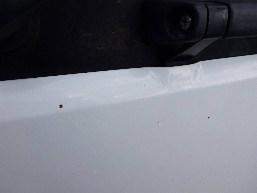 フロントパネルに飛び石キズがあります。|三菱 ファイター 2KG-FK62F(2WD)の写真20