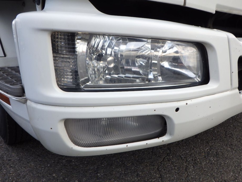 フロントバンパーに飛び石キズがあります。|三菱 ファイター 2KG-FK62F(2WD)の写真21