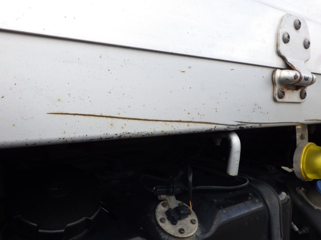 左右のサイドレールにキズ・サビがあります。|三菱 ファイター 2KG-FK62F(2WD)の写真27