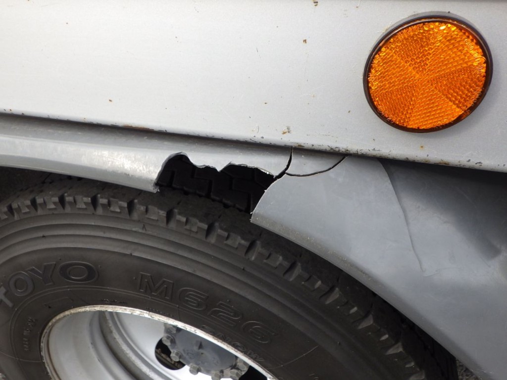 助手席側リヤフェンダーに割れがあります。（助手席側にもあります）|三菱 ファイター 2KG-FK62F(2WD)の写真29