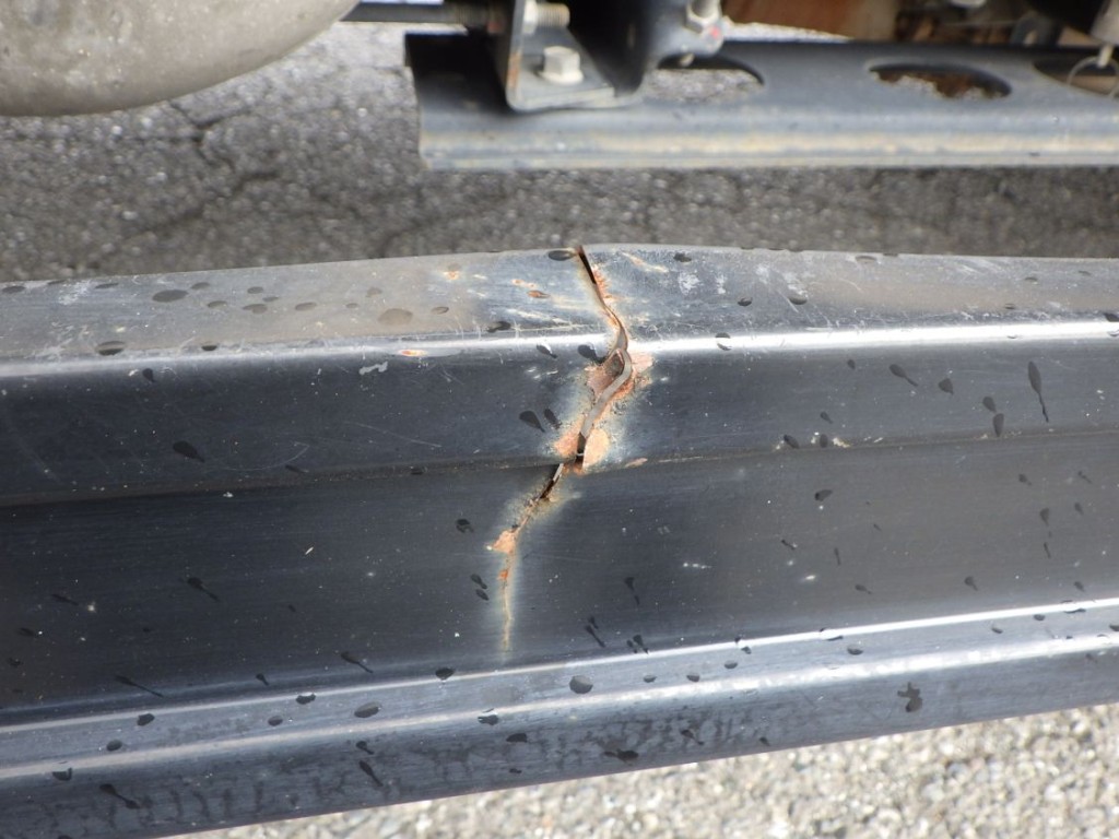 運転席側サイドバンパーにキレツがあります。|三菱 ファイター 2KG-FK62F(2WD)の写真31