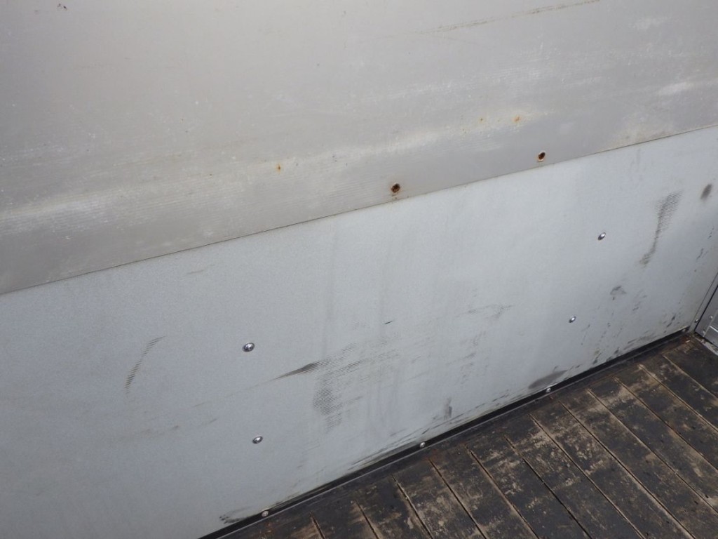 プロテクター裏側にキズ・ヘコミがあります。|三菱 ファイター 2KG-FK62F(2WD)の写真33