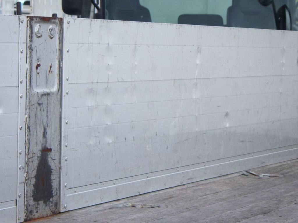 左右のアオリにキズ・ヘコミがあります。|三菱 ファイター 2KG-FK62F(2WD)の写真34