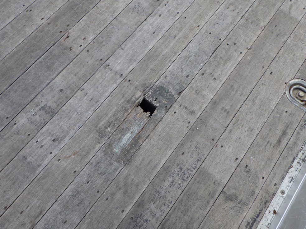 床板に割れがあります。|三菱 ファイター 2KG-FK62F(2WD)の写真35