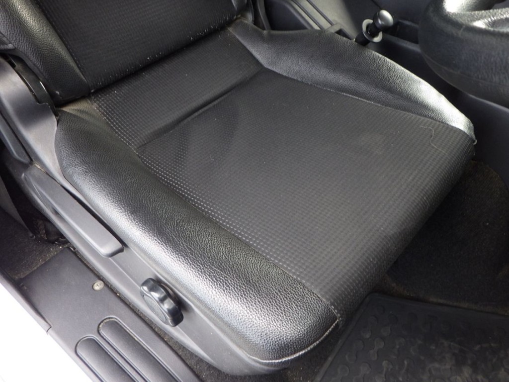 運転席座面にヘタリがあります。|三菱 ファイター 2KG-FK62F(2WD)の写真41