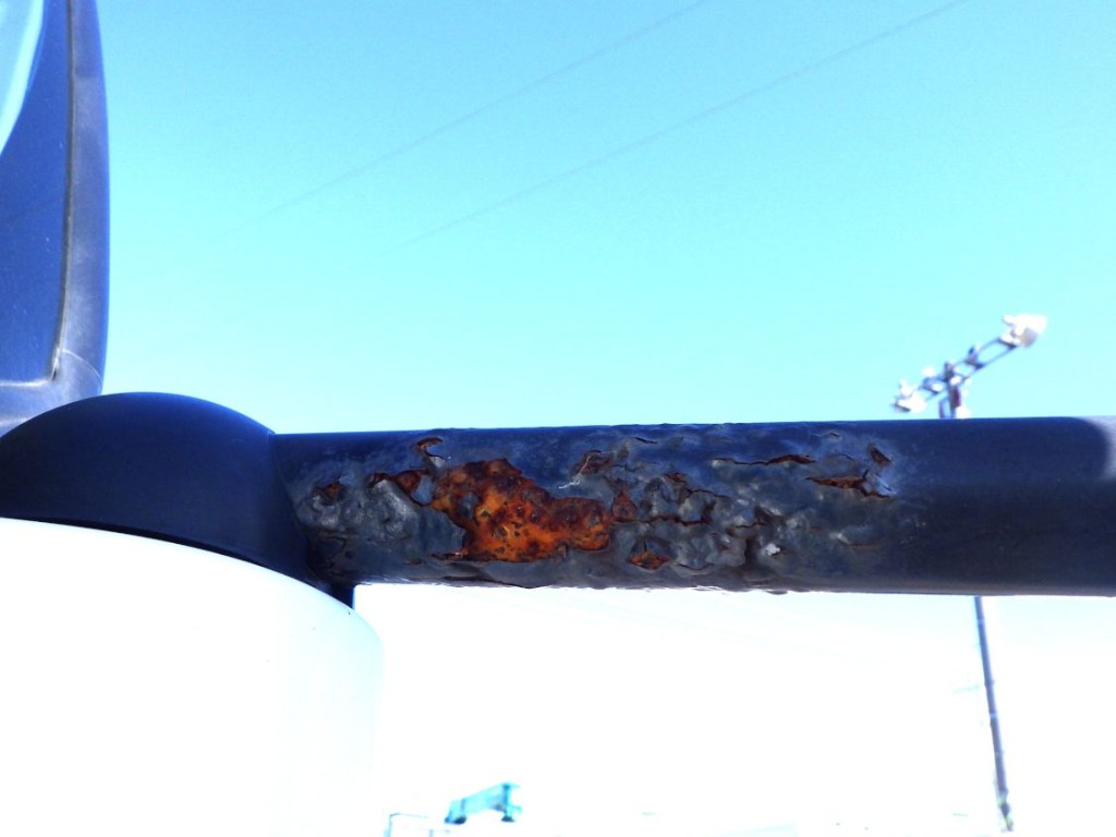 助手席側ミラーステーに腐食があります。|日野 デュトロ 2RG-XZC605M(2WD)の写真32