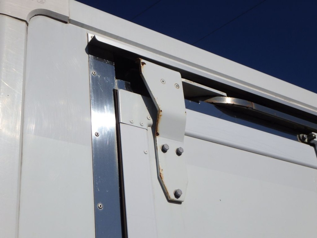 サイドドアにキズ・サビがあります。|日野 デュトロ 2RG-XZC605M(2WD)の写真33