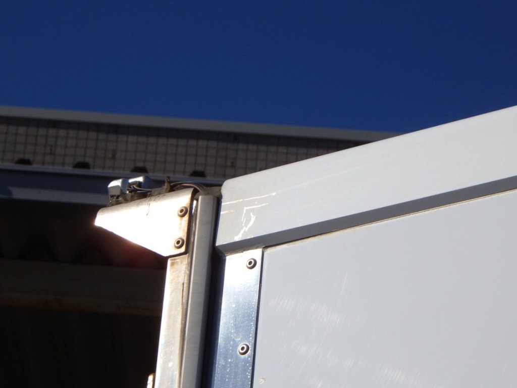 運転席側ボディー後方上部に小キズがあります。|日野 デュトロ 2RG-XZC605M(2WD)の写真36