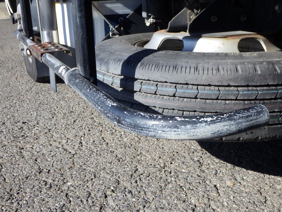 左右のサイドバンパーに塗装の剝がれがあります。|日野 デュトロ 2RG-XZC605M(2WD)の写真37