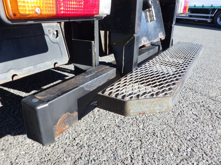 リヤステップ・バンパーにサビがあります。|日野 デュトロ 2RG-XZC605M(2WD)の写真42