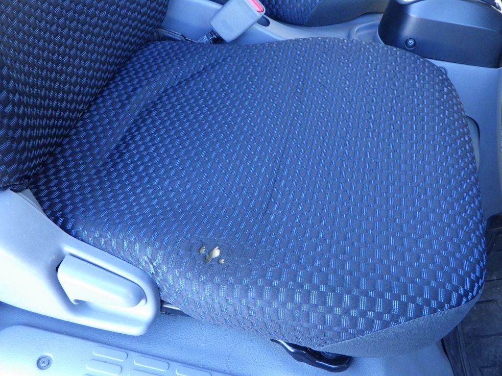 運転席座面にヘタリ・破れがあります。|日野 デュトロ 2RG-XZC605M(2WD)の写真43