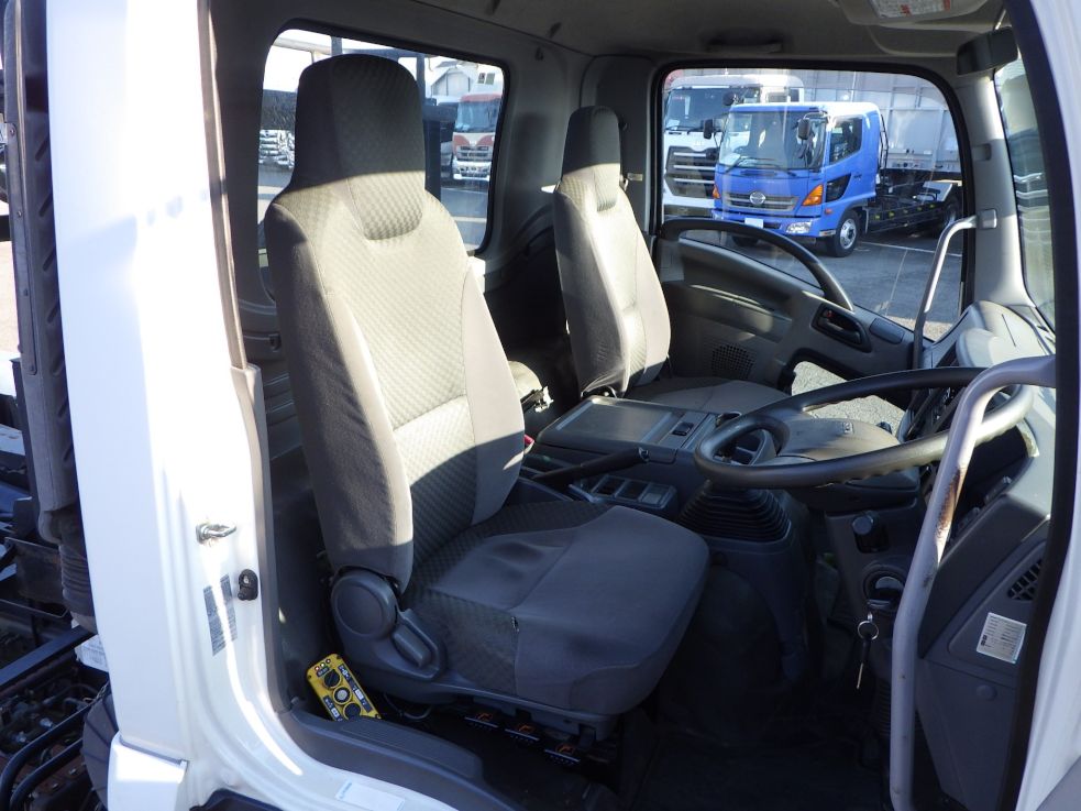 乗車定員は2名です。|いすゞ フォワード TKG-FRR90S2(2WD)の写真6