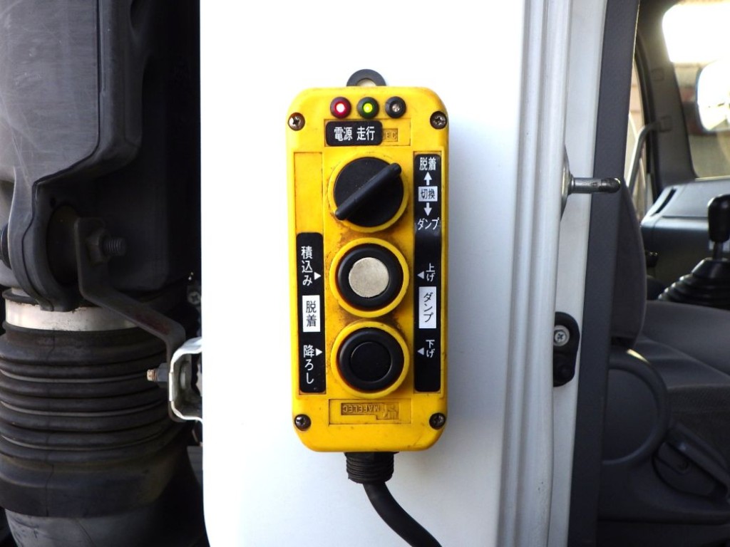 上物の操作スイッチです。|いすゞ フォワード TKG-FRR90S2(2WD)の写真15