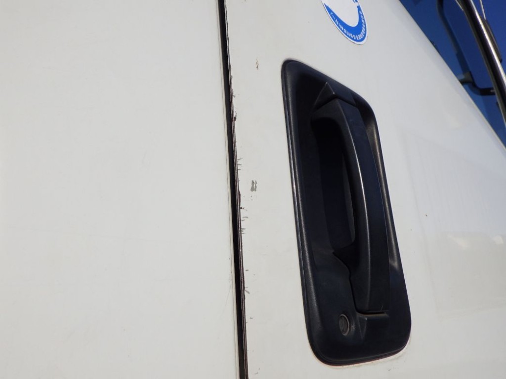 運転席側ドアにキズがあります。(助手席側にもあります)|いすゞ フォワード TKG-FRR90S2(2WD)の写真19