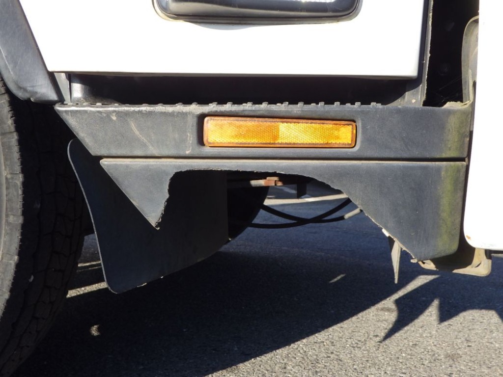 運転席側ステップカバーに割れがあります。|いすゞ フォワード TKG-FRR90S2(2WD)の写真22