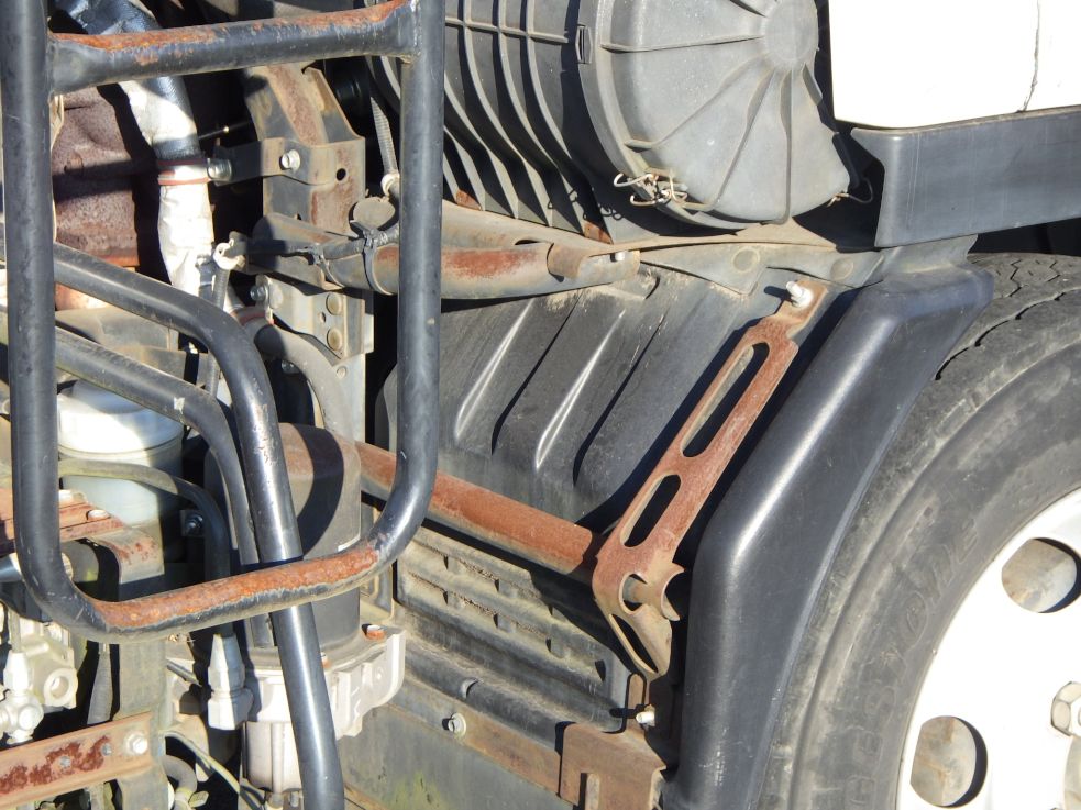 泥除けステーにサビがあります。|いすゞ フォワード TKG-FRR90S2(2WD)の写真27