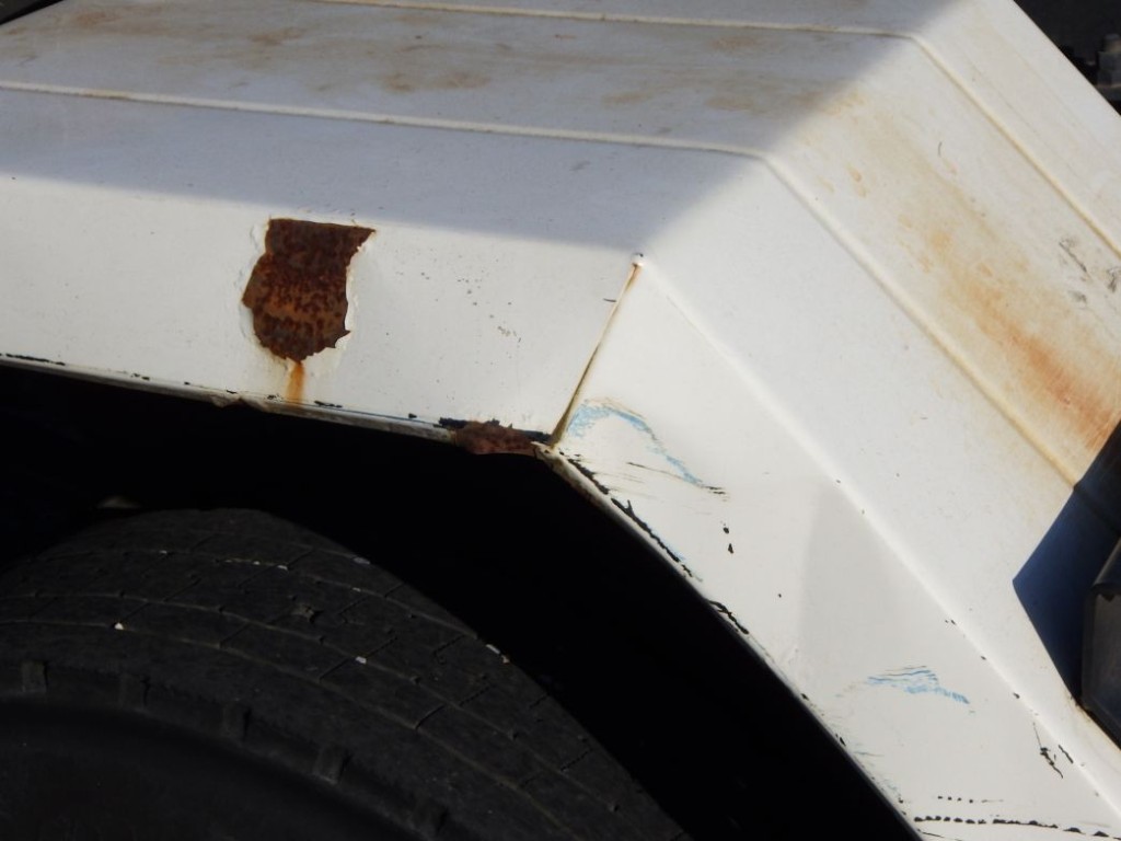 左右のリヤフェンダーにキズ・サビ・ヘコミがあります。|いすゞ フォワード TKG-FRR90S2(2WD)の写真28