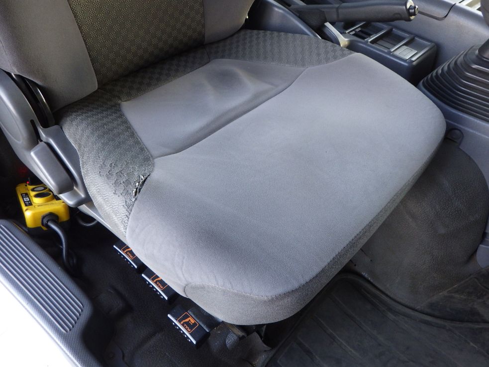 運転席座面にヘタリがあります。|いすゞ フォワード TKG-FRR90S2(2WD)の写真39