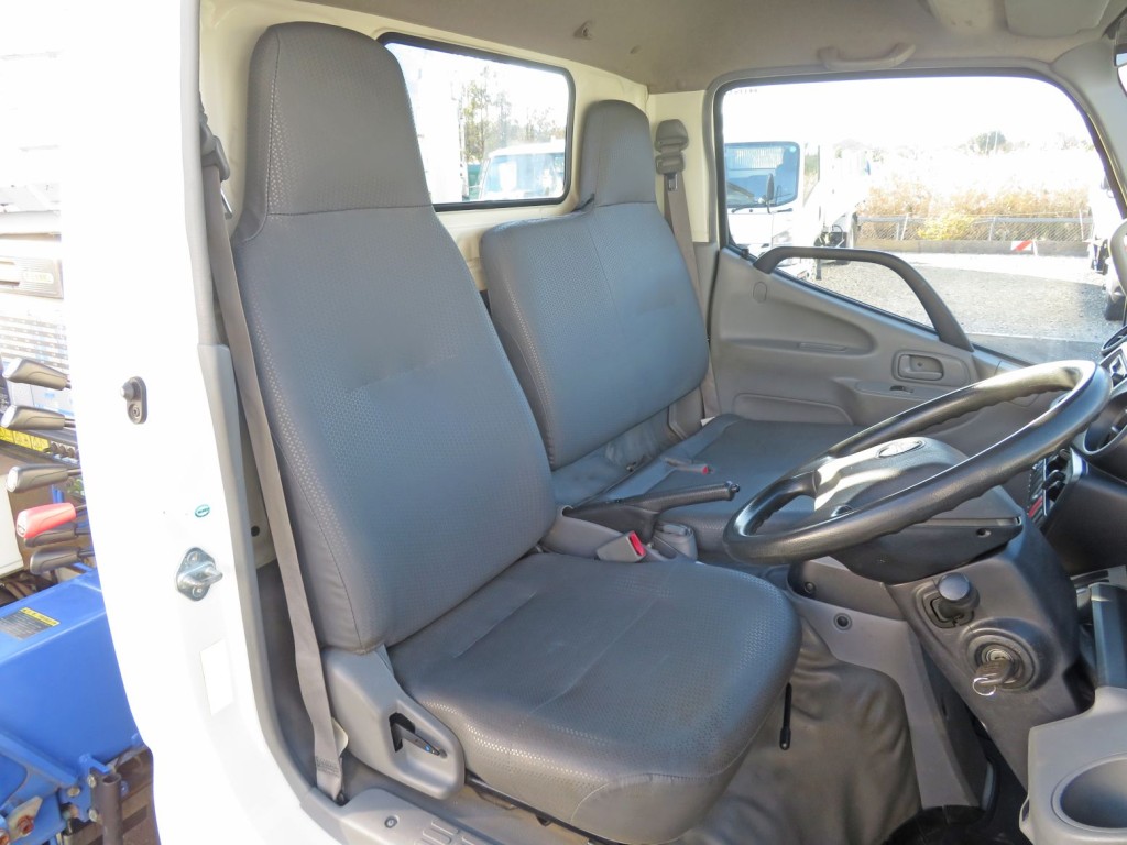 乗車定員は3名です。|日野 デュトロ TKG-XZU650M(2WD)の写真6