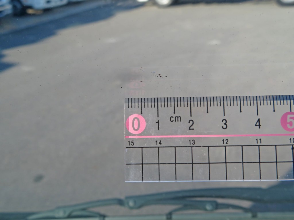 フロントガラスに小キズがあります。|日野 デュトロ TKG-XZU650M(2WD)の写真15