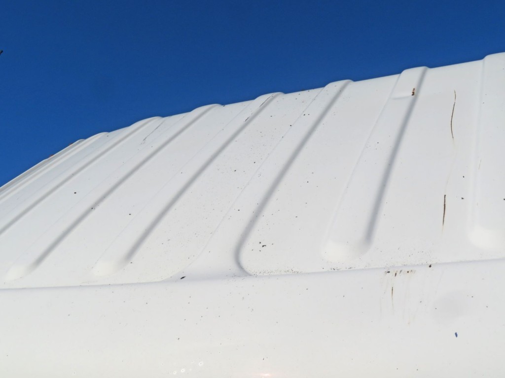 ルーフに軽いサビ・線キズがあります。|日野 デュトロ TKG-XZU650M(2WD)の写真16