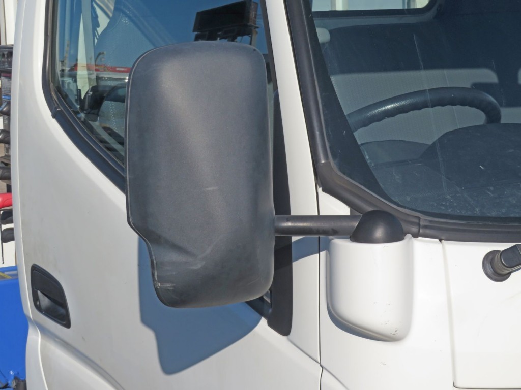 ミラーに色あせ・線キズがあります。|日野 デュトロ TKG-XZU650M(2WD)の写真17