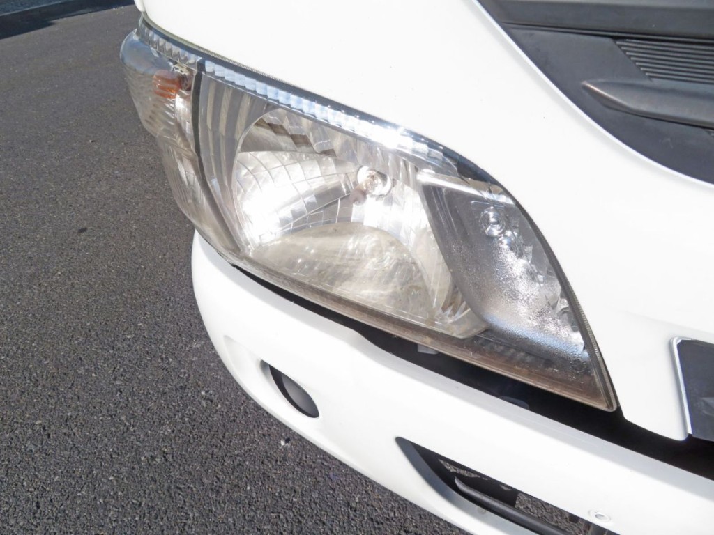 運転席側ヘッドライトに水混入跡があります。（内部に汚れ変色あります）|日野 デュトロ TKG-XZU650M(2WD)の写真20