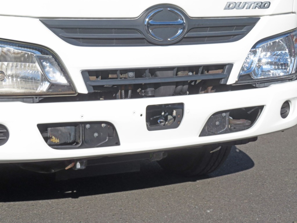 フロントバンパー内部に軽いサビがあります。|日野 デュトロ TKG-XZU650M(2WD)の写真21
