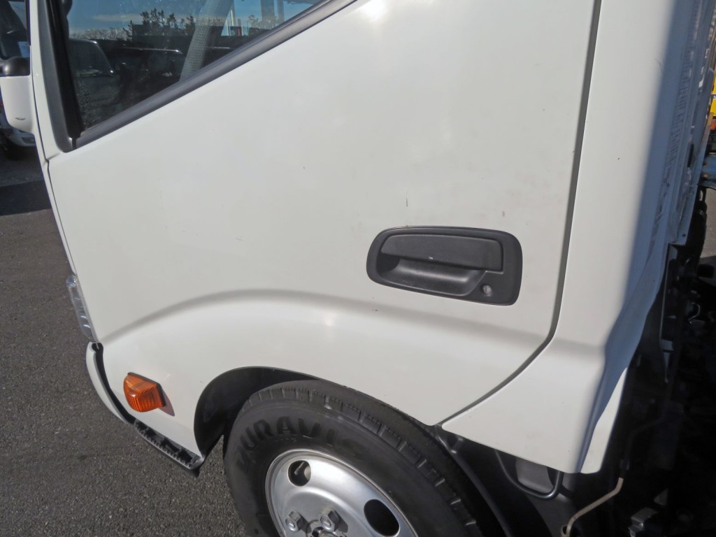助手席側ドアに細かいキズがあります。|日野 デュトロ TKG-XZU650M(2WD)の写真27