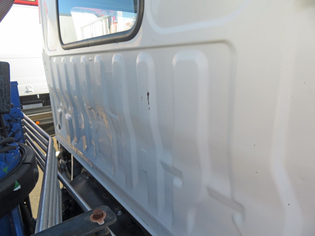 キャブ後方に小さいキズ・少しサビがあります。|日野 デュトロ TKG-XZU650M(2WD)の写真29