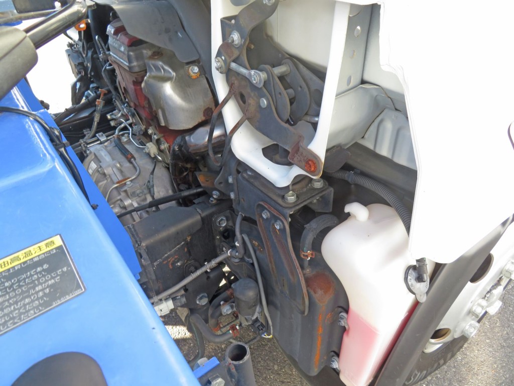 運転席側キャブ後方下部にサビ・色あせがあります。|日野 デュトロ TKG-XZU650M(2WD)の写真34